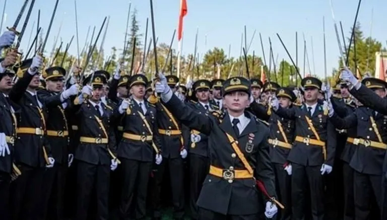 Teğmenler kılıçlı yeminde disiplin ihlali yaşandı