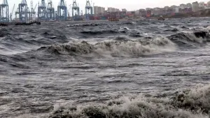 Marmara'da fırtına dalgaları mendireği aştı