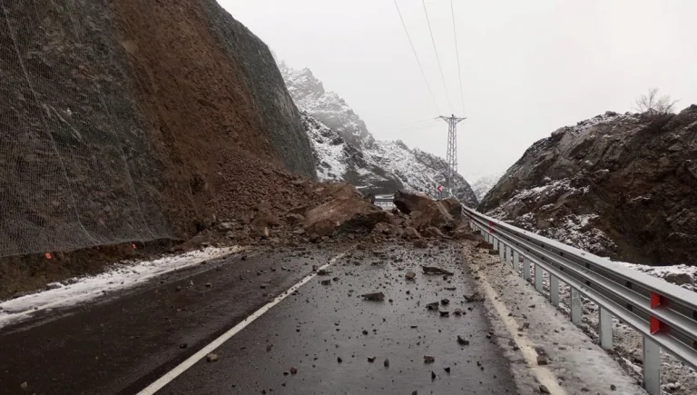 Artvin-Yusufeli karayolunda heyelan nedeniyle ulaşım kontrollü sağlanıyor