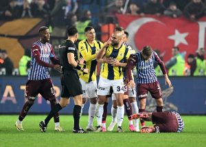 Fenerbahçe, Trabzonspor'u yenerek puan farkını 5'e indirdi