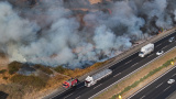 Adana'da otoyol kenarında yangın söndürüldü