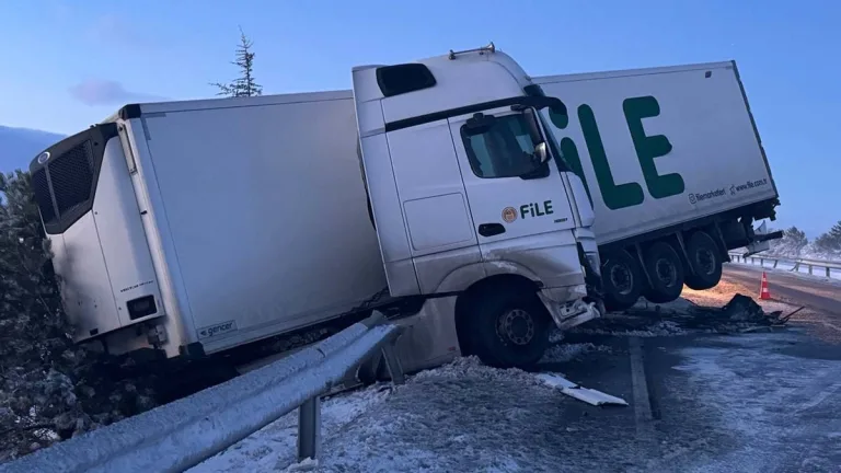 Yolcu otobüsü, TIR ve otomobil çarpıştı: 30 yaralı