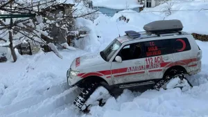 Karla kapanan köyde hastaya paletli ambulansla ulaşıldı