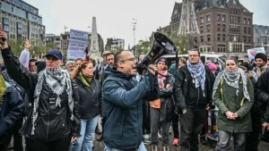 İsrailli taraftarlar Amsterdam'da Filistin bayraklarına saldırdı