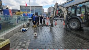 İBB ekipleri Taksim'de su borusunu patlattı