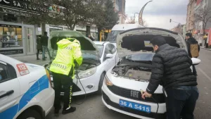 trafik polisi soğuktan mahsur kalan aileye yardım etti