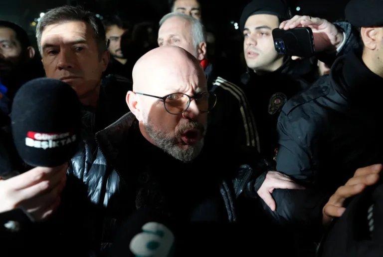 Beşiktaşlı taraftarlardan futbolculara sert protesto