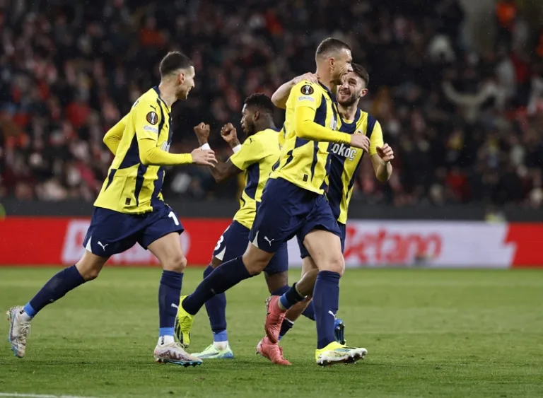 Fenerbahçe, Slavia Prag'ı 2-1 yenerek geri dönüş yaptı