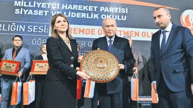 Bahçeli depremzede öğretmenlere plaket verdi