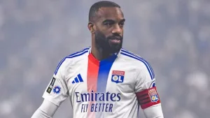 Beşiktaş Lacazette'i transfer etmek için görüşmelere başladı