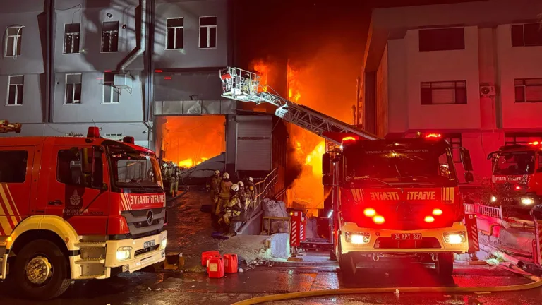 Beylikdüzü'ndeki fabrika yangınına itfaiye müdahale ediyor