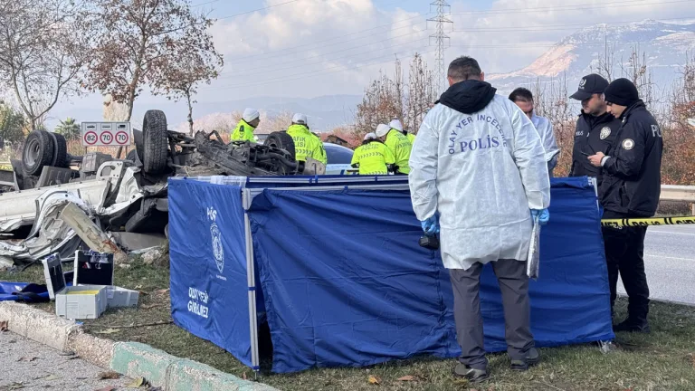 Bursa'da kaza: Kamyonet devrildi, 2 ölü