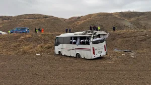 Çankırı'da cenaze yolunda midibüs devrildi, 29 kişi yaralandı