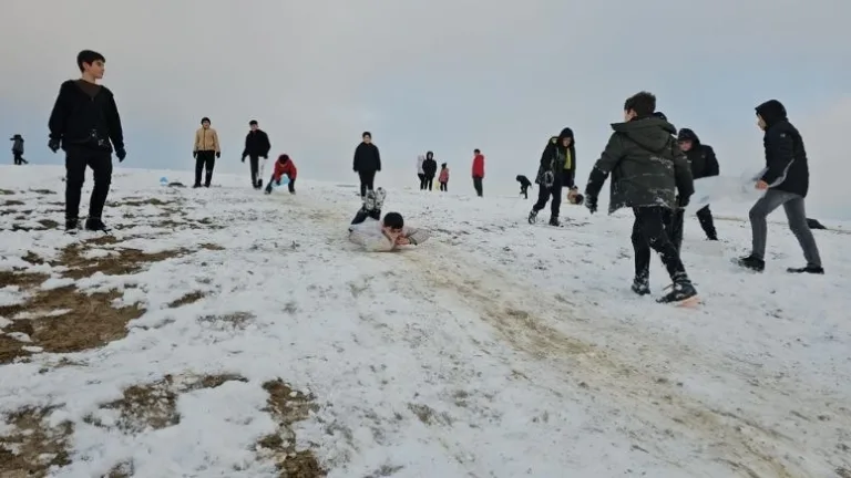 Çorum'da çocuklar karla eğleniyor