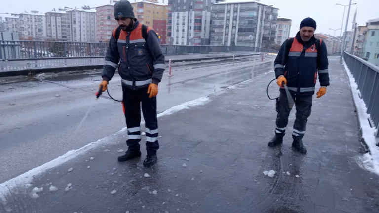 Çorum'da kar yağışı nedeniyle taşımalı eğitime ara verildi