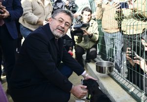 Bakan Yumaklı, 'Zeytin' isimli köpeği sahiplendi