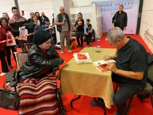 Yılmaz Özdil'in imza gününe yoğun ilgi