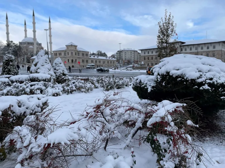 Sivas'ta 906 yerleşim yeri ulaşıma kapandı