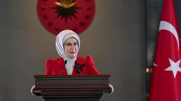 Emine Erdoğan öğretmenlerin gününü kutladı