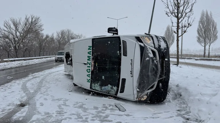 Erzurum'da minibüs direğe çarparak devrildi, 8 yaralı