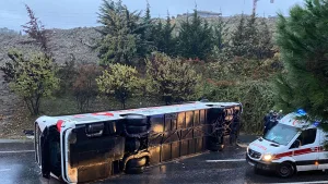 İstanbul'da yolcu otobüsü devrildi, 2 ölü 15 yaralı