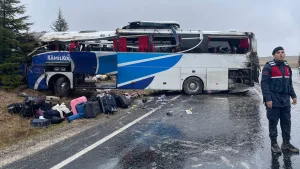 Eskişehir'de yolcu otobüsü devrildi, 1 ölü 30 yaralı