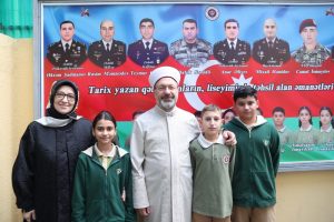 Diyanet İşleri Başkanı Erbaş, Bakü Türk Lisesi'ni ziyaret etti