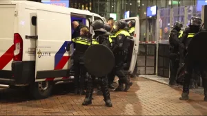 Amsterdam'da Filistin destekçilerine sert polis müdahalesi