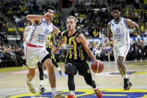 Fenerbahçe derbiyi kazanarak Anadolu Efes'in serisini bitirdi