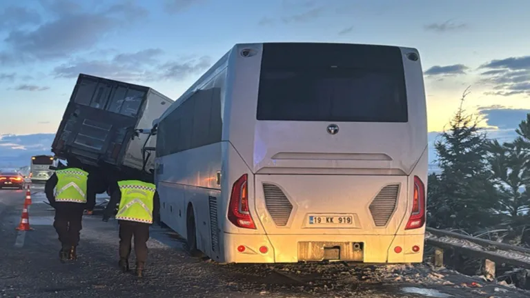 Afyonkarahisar'da 3 araçlı feci kaza: 30 yaralı