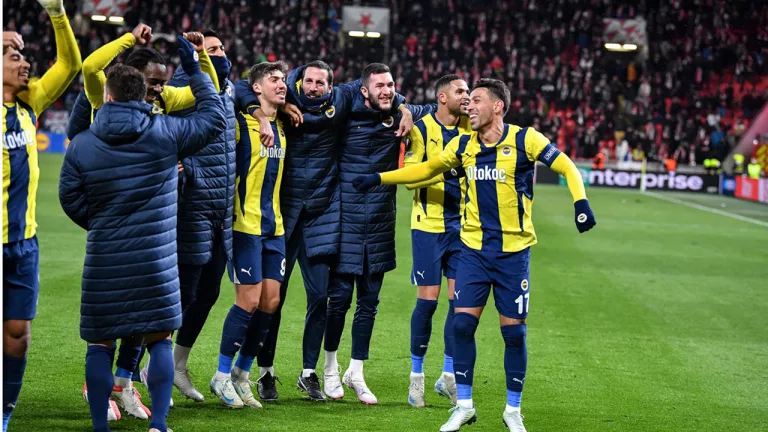 Fenerbahçe, Slavia Prag zaferini taraftarla kutladı