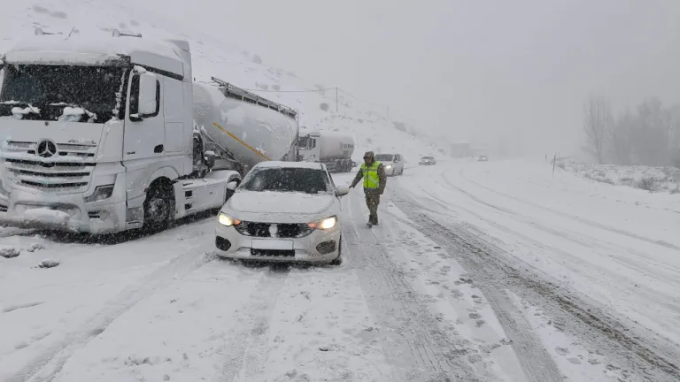 Kar yağışı Erzincan-Gümüşhane yolu trafiğe kapattı