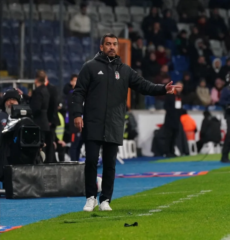 Beşiktaş yönetimi van Bronckhorst'un geleceğini belirledi