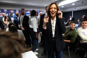 Kamala Harris telefon görüşmesinde kamerayı açtı