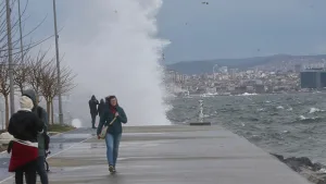 İstanbul'da deniz seferleri olumsuz hava nedeniyle iptal edildi