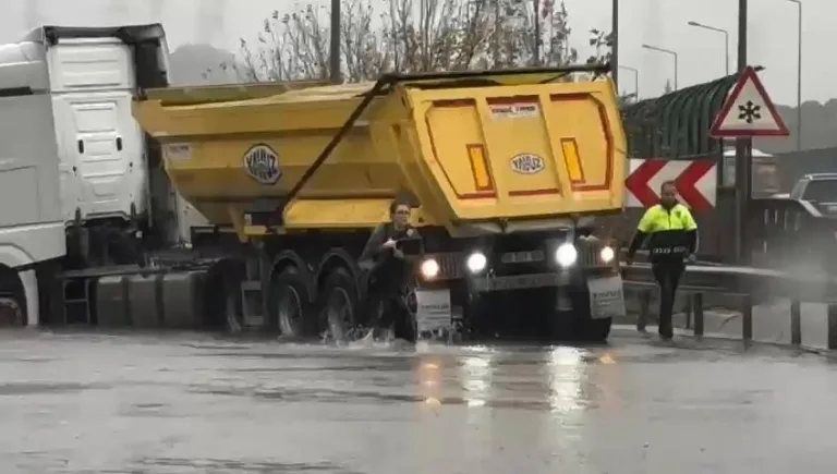 İstanbul'da sağanak yağış su birikintisinde mahsur bıraktı