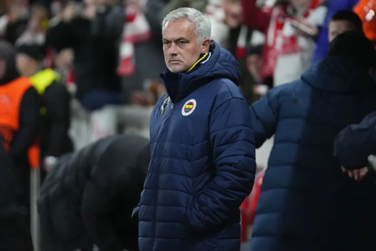 Jose Mourinho: Hakem Slavia Prag'ı affetti