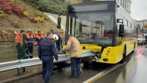 Kadıköy'de İETT otobüsü bariyere çarptı