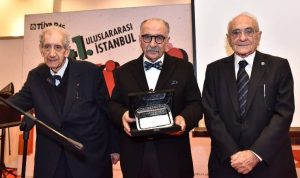 Yalvaç Ural’a onur ödülü verildi