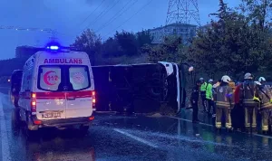 İstanbul'da yolcu otobüsü devrildi, 2 ölü 15 yaralı