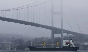 İstanbul Boğazı'nda gemi trafiği askıya alındı