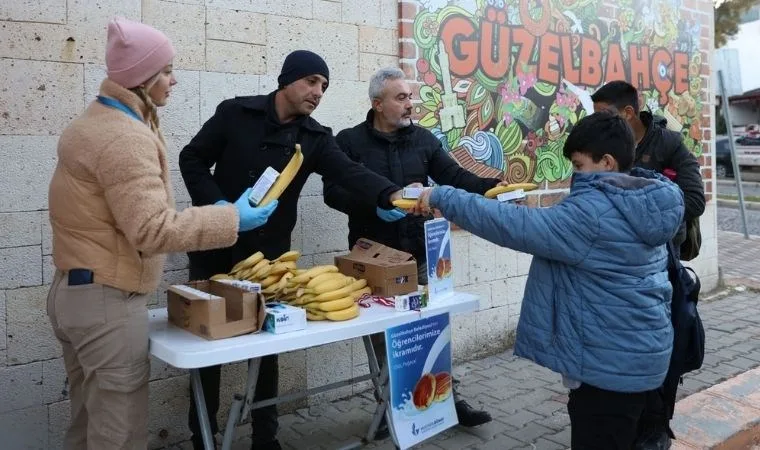 Güzelbahçe okullarına meyve ve kuruyemiş dağıtılıyor