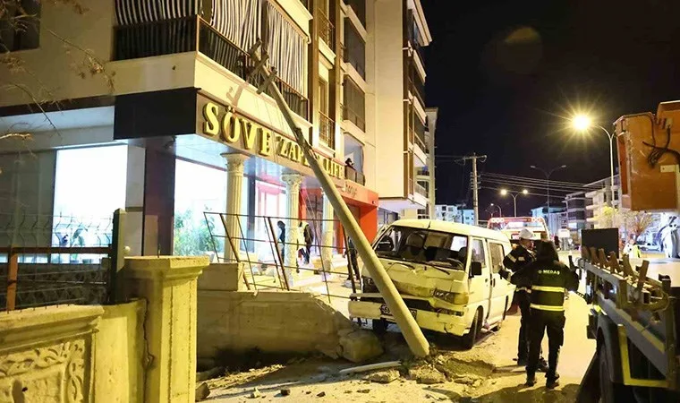 Minibüs elektrik direğine çarptı, balkon faciadan döndü