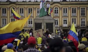 Kolombiya'da yüzlerce kişi hükümeti protesto etti