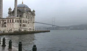 İstanbul Boğazı'nda etkili sis köprüleri görünmez hale getirdi