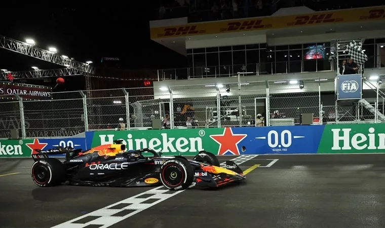 Max Verstappen üst üste 4. kez Formula 1'de şampiyon oldu