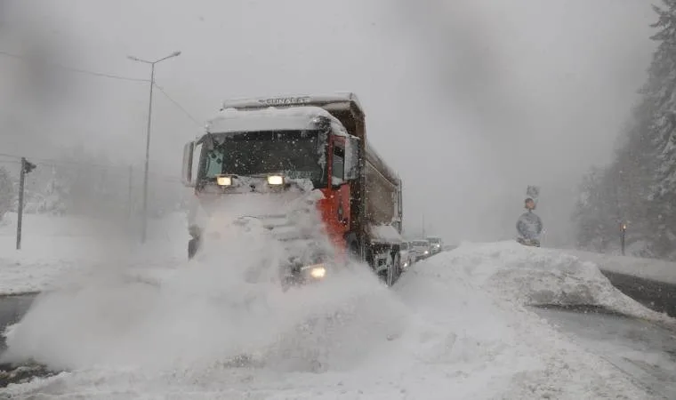 Bolu Dağı'nda yoğun kar yağışı ulaşımı aksattı