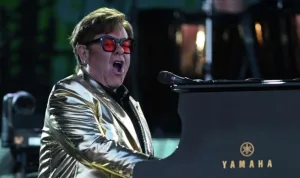 Elton John, sağ gözünü kaybettikten sonra zorlukları anlattı