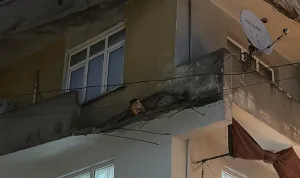 Beyoğlu'nda balkon çöktü, kadın saniyelerle kurtuldu!