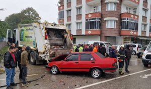 Samsun'da çöp kamyonu ile otomobil çarpıştı